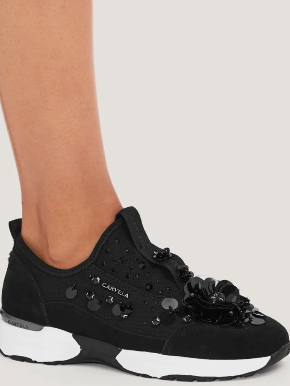 CARVELA DESIGNED IN ITALY Tempo Flower Trainer Size 36 /smaller foot 25 sm/
